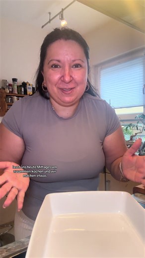 🥣Mittagsessen schnell , einfach und Mega lecker. Alles in einem Form geben und am Ende habt ihr ein tolles mittagsessen. Kein Stress in die Küche nur noch ein Salat dazu und fertig #e_wie_einfach#mittagsessen#fleisch#kartoffeln#ofengerichte Zutaten: 4-5 Nackensteak 1 große Zwiebeln Kartoffeln 1 Paprika 5 Knoblauchzehen 3 Tomaten Salz und Pfeffer Paprika Brühe Senf mittelscharf Oregano Wasser Für 1 und 1/2 Stunden zugedeckt im offen bei 190 Grad Umluft. Eine halbe stunde abdecken und bei 180 gra