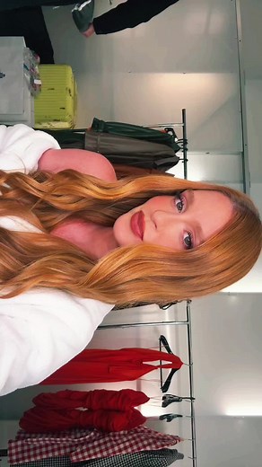 Marina Ruy Barbosa's Style in the Backstage Setting