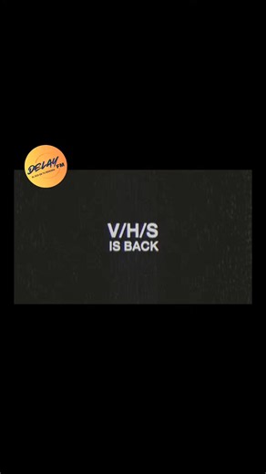 La saga V/H/S está de regreso con V/H/S/MIXTAPE, una nueva entrega que llevará el terror al terreno de la música y el sonido. ¿Te gusta la idea de llevar la saga hacia un enfoque más musical y experimental? #Delayf #CineDeTerror #vhs #mixtape