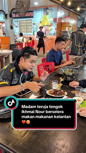 Madam teruja tengok Ikhmal Nour berselera makan makanan Kelantan ❤️😍 Kalau korang nak tengok Next part jangan lupa komen tauu🥰 #RajaPerfumeMalaysia #ladybossrajaperfume #lipmatteviral #cabutanbertuah @IkhmalNour @harszanlagi @CEO RAJA PERFUME @BOSS LONG RAJA PERFUME @Madam Raja Perfume 🤗