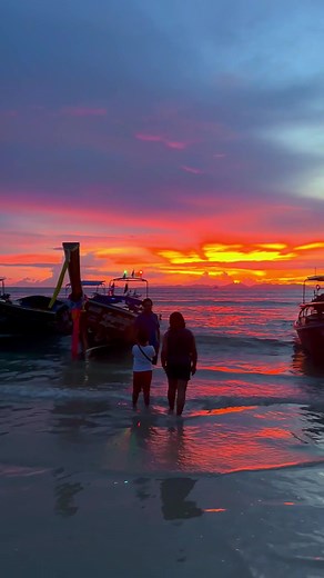 Railay Beach fascinated by the Sunset 🏝️🌅 #thailand #thailandtravel #railaybeach #sunset #beach #vacation #nature