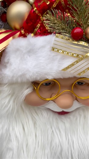 🎅✨ Santa’s making spirits bright — and doors gorgeous! This luxe red and gold Christmas swag features Santa’s smiling face, golden sparkle, and festive ribbons that instantly elevate your holiday decor. Perfect for front doors, fireplaces, or entryways that deserve a little extra Christmas magic. 🎁 Only ONE available — ready to ship today! #kellyscreationsdecor #ChristmasDoorDecor #SantaWreath #HolidayHomeDecor #ChristmasSwag #FrontDoorDecor #GiftForHer #HolidayDecorIdeas | Kelly’s Creations o