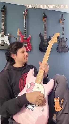 Evil kitty is on the House of the Dragon mood..@hellokitty @Fender @HBO @Game of Thrones @#kitty #gameofthrones #houseofthedragon #rhaenyratargaryen #daemontargaryen #guitartok #guitarsolo #shredding #fender #hellokitty #hellokittylover
