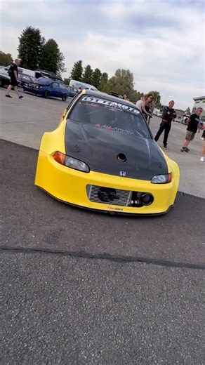 ottimoto Racing on Instagram: "🎄🎅Wählt das richtige 🫶🏻 ☝🏻Die fünfte Generation des Honda Civic wurde im Herbst 1991 vorgestellt und bis Anfang 1996 produziert. Das Heck des Dreitürers wurde mit einer horizontal geteilten Heckklappe (dem so genannten Alligator-Tailgate) präsentiert. Sicherheitstechnisch wurde die fünfte Generation mit ABS und Euro-Airbag ausgestattet. 🚀Das Motorenangebot beim Dreitürer umfasst eine Motorenpalette von 1,3 Liter-Vergaser-Triebwerk mit 75 PS bis zum 1,6 Liter-