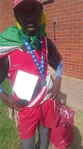 Ubaba uVuyani Mtembu useqophe umlando wokuba umgijimi osegijime imijaho eminingi egaxe ithayi ehlombe, ucela neminikelo ngoba ugijima imijaho eminingi and konke kudla ephaketheni lakhe.