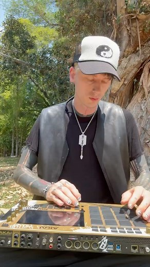 XXL on Instagram: "Machine Gun Kelly with some lyrical exercise. 🗣️"