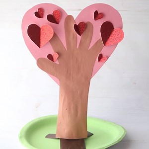 HANDPRINT HEART TREE - lovely for Mother's Day! https://www.thebestideasforkids.com/handprint-heart-tree/ | The Best Ideas for Kids
