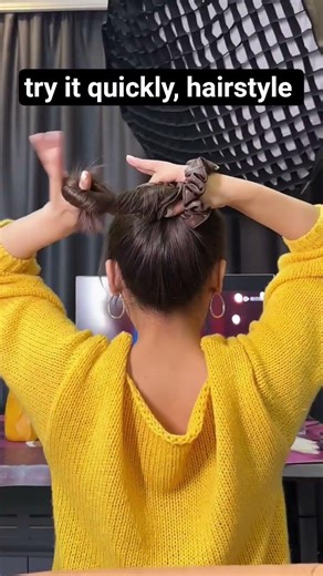 This is the super secure way to tie a bun! Medium-length hair ladies, try it quickly,