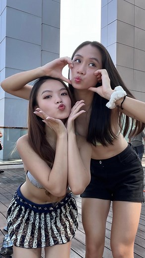 JODY  嘉仪 on Instagram: "和好姐妹一起跳这个舞也太开心啦！ 还能看见的双峰塔～ 快艾特你的姐妹一起跳吧 #dancechallenge #dance #som1事业伙伴 #武术州队 #拉拉队员 #运动员 #一学就会系列 #fyp #默契"