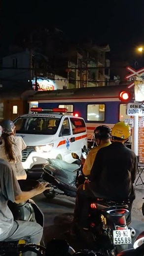 ram tàu SE2 được đầu máy D9E kéo vào ga #viralvideo #train #railway #fyp