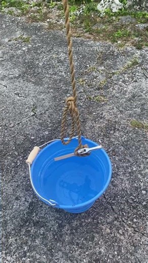 A tool trick to lift a bucket of water with a rope that can be used anywhere in the world ✨