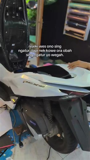Wrapping full body pcx 160 putih lembyung gold #gesutteam #wrapping #jeparahits #pcx160 #fypage