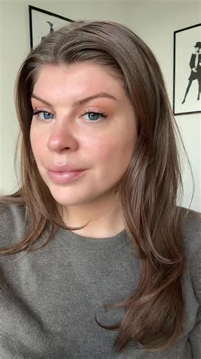 Our make-up expert Guusje shows you how to create a glowy look ✨ Start with the Laura Mercier tinted moisturizer (color used: 2N) to create a fresh, dewy base. Add warmth and soft dimension with the stackable Simihaze Beauty melting bronze balm (color used: Cedar). For the lips and cheeks, the Ilia multistick & illuminator (color used: At Last) provides a buildable color. To finish, use the stackable Simihaze Beauty hydra balm and highlight powder (color used: Topaz) to bring everything together