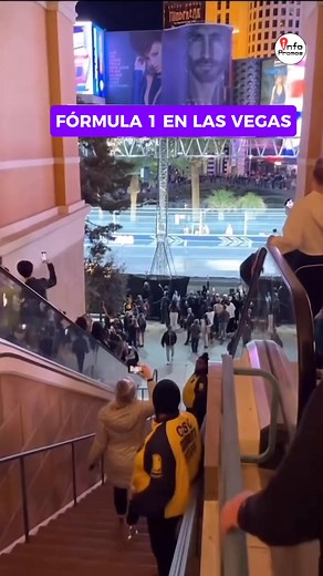 📍 Las Vegas a puro F1 🏎️✨ La gente se sube a las escaleras mecánicas del Fashion Show Mall, en Spring Mountain y Las Vegas Boulevard, para conseguir una mejor vista del paso de los autos de Fórmula 1. La ciudad vive un clima único y lleno de adrenalina. 🔥🇺🇸 #F1 #Formula1 #LasVegasGP #LasVegas #FashionShowMall #VegasBoulevard #MotorSport #GranPremio #Velocidad | Noticias y Promociones