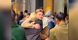 Man surprises strangers with random acts of kindness