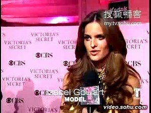 时尚T台美女模特摔倒尴尬一幕