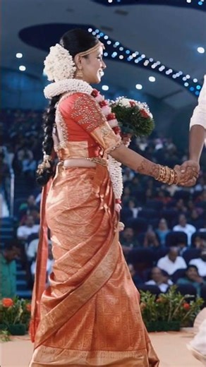 പരസ്പരം താങ്ങായിരിക്കുമെന്ന വാഗ്ദാനമാണ് ആ കൈകോർക്കൽ