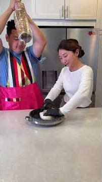 Making Korean rice cake Injeolmi