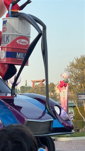 I will never be over Mrs. Incredibles LEGS in this parade float!!!! #tokyodisney #tokyodisneyland | Sarah Sterling