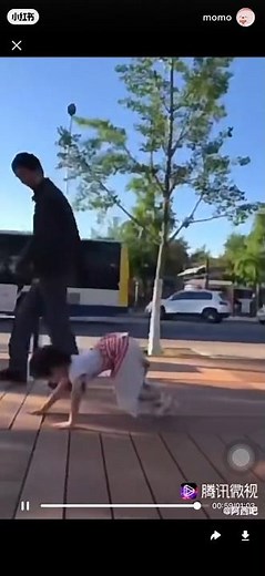 云南野孩子”母亲的另一个账号被找到了；此外，还有另一名会走路的女孩被训练犬爬，疑似与某邪教组织有关。