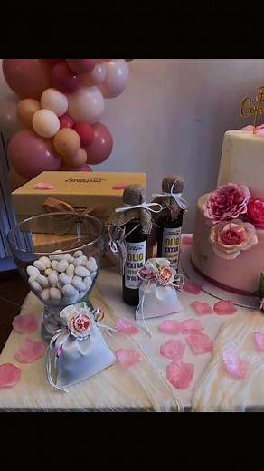 🎁 Bomboniere a Km 0 – Un dono autentico, che racconta la nostra terra 🌿 Cerchi un'idea originale, sostenibile e piena di significato per il tuo evento speciale? Le nostre bomboniere artigianali sono fatte con amore e prodotti della nostra produzione, selezionati con cura per raccontare la genuinità del territorio. 🍯 Olio, confetture, erbe aromatiche e altri piccoli tesori della nostra azienda agricola – confezionati con stile, pronte per essere donate con il cuore. ✅ A km 0 ✅ Artigianali ✅ Pe