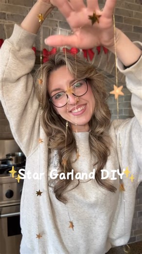 Erin Busch | DIY Star Garland ⭐️ EASY paper craft yo add to your Christmas paper chains! What’s even better is that you can use this garland all year... | Instagram
