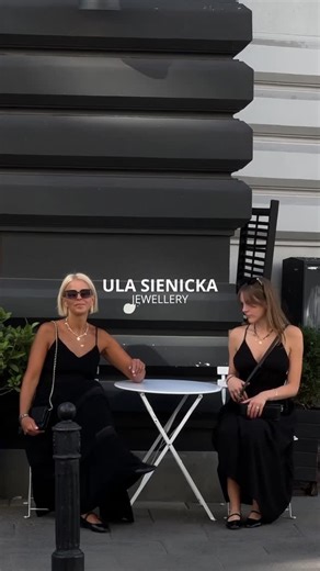 Ula Sienicka on Instagram: "Biżuteria Ula Sienicka to wybór ponadczasowy – idealny dla dojrzałych kobiet, ale też świetnie prezentujący się u młodszych. 💝 Madzia ma na sobie naszyjnik z opali w odcieniach beżu i różu – delikatny, subtelny i kobiecy. Oliwia wybrała turmaliny w kształcie kostek, pełne koloru i charakteru. 💬 Napisz komentarz „strona”, a wyślę Ci link do tych naszyjników. • Naszyjnik Beżowo różowy opal • Naszyjnik Turmalin z zapięciem na patyczek ————————EN Ula Sienicka jewelry is