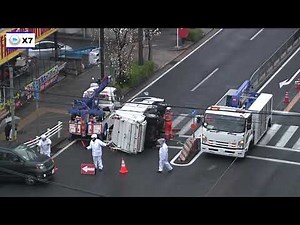 パッカー車横転事故の撤去作業/中央分離帯へ乗り上げ