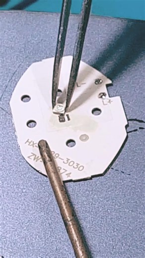 remove led light flashlight without soldering tools #electronic #ledlights #soldering