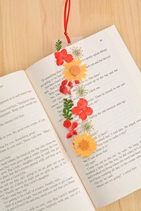 10K views · 169 reactions | PRESSED FLOWER BOOKMARKS - so pretty! Instructions >> https://onelittleproject.com/pressed-flower-bookmark | One Little Project | Facebook