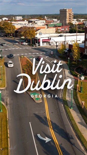 Have a taste of Autumn in Dublin GA! 🍁 From falling leaves among historical buildings to food and drinks among friends, Dublin GA makes for the ideal small town stop for those fall feels. | Visit Dublin GA
