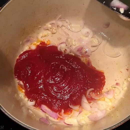 Steamed Mussels with Spicy Tomato Sauce and Basil