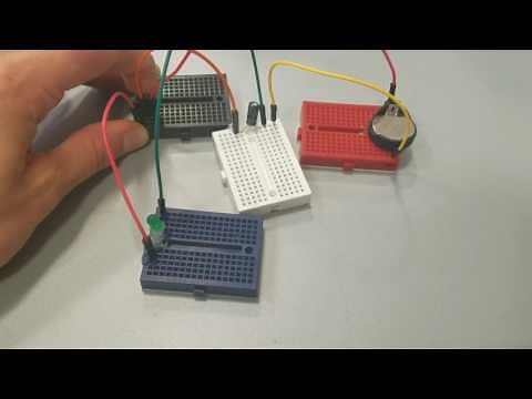 How do camera flashes work? With capacitors!