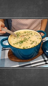 Reteta de ciorba de perisoare cu smantana. Iata ingredientele necesare: Pentru perisoare: • 400 g carne tocata amestec, porc si vita, 15% grasime • 2 linguri de orez • 10 g sare • ½ lingurita de piper negru macinat • ½ lingurita boia dulce • Doua albusuri • O legatura mica de patrunjel • Doua linguri de ceapa tocata marunt Pentru ciorba: • 1 ardei gras verde • O telina mica de preferat cu tulpina • O ceapa potrivita • Un morcov mare • O rosie mare • 200 ml bors • O legatura leustean • 2 linguri 