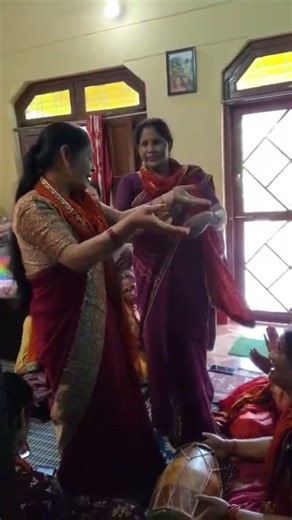 Navratri mein bhajan me mast hote mahila