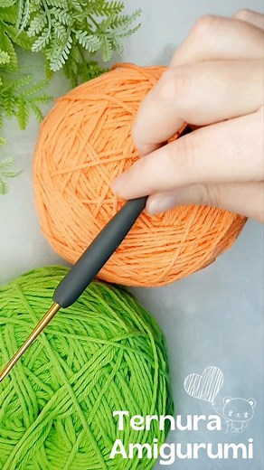 🎃 MINI CALABAZA Amigurumi 💜 | Resultado Final 🍂 Crochet Halloween FÁCIL y RÁPIDO ¡Mirá cómo queda esta mini calabaza amigurumi terminada! 🎃 Un proyecto fácil, rápido y perfecto para Halloween, ideal para llavero, decoración tejida o souvenir hecho a mano 🧶✨ Te enseño a hacerla paso a paso en mi nuevo tutorial completo en el canal 💜 👉 https://youtu.be/qLOkGRYOVW0 #crochet #crochetlovers #amigurumi #ternura_amigurumi #halloweenamigurumi #halloween #HalloweenCrochet #calabazaamigurumi #calab