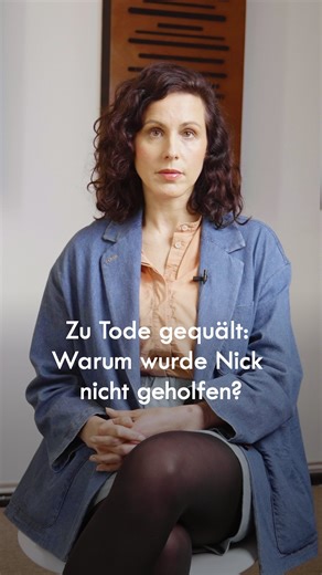 ZEIT Verbrechen on Instagram: "Der zweijährige Nick wurde zu Tode gequält. Die Sanitäter und der Notarzt finden ihn mit einer Windel bekleidet im Bett. Überall auf seinem kleinen Körper Hämatome, seine Wangen dunkelblau. Die Reanimation: vergeblich. Der Täter ist der neue Freund der Mutter, doch die schaute weg. Und auch das Amt war der Meinung: harmonische Familienstimmung, der Arzt verschrieb Globuli. ZEIT-Autorin Fiona Weber-Steinhaus erzählt den Podcast-Hosts Anne Kunze und Daniel Müller, wi