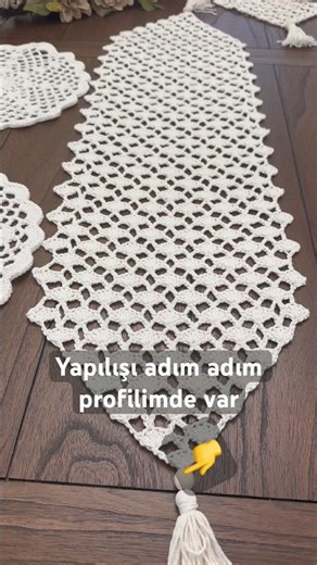 The step-by-step instructions for making a pointed runner are available on my channel.