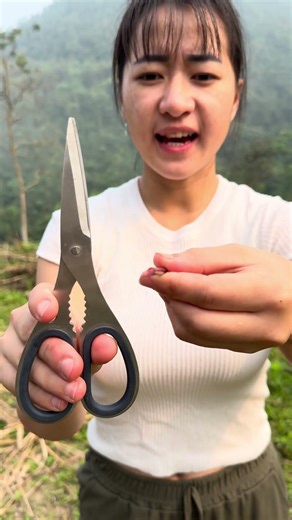 If the straw gets clogged, cut off a section #bushcraft #survival #camping #shorts