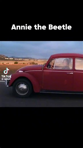 ¡Qué gran historia!!!En 1966, Kathleen, de 22 años, compró un VW Beetle al que llamó “Annie”.57 años y 400 mil millas después, Kathleen (ahora de 78) todavía lo conduce al trabajo todos los días.Cuando VW escuchó su historia, restauraron completamente a Annie de forma gratuita.Cuando Kathleen la vio de nuevo, dijo: “Es mi familia. Solo está vieja, no es inútil.”