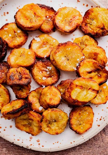 Air fryer sweet plantains are simple, delicious, and ready in minutes! Perfect when you have ripe plantains sitting on the counter. ♥️ RECIPE 👇 https://moonandspoonandyum.com/air-fryer-plantains/ #plantains #maduros #sweetplantains #airfryerplantains #airfryersweetplantains