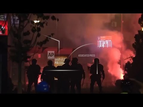 Serbia police clash with anti-government protesters in Belgrade