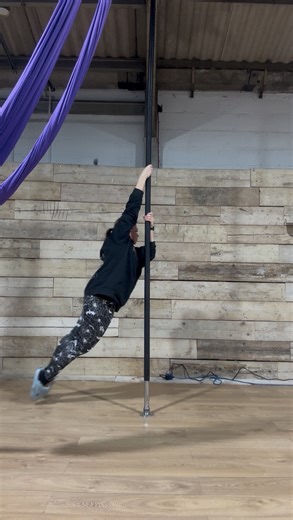 Higher beginner spinning pole dancing fitness combo (not suitable for intro or new beginners) - If you are side bendy you can change the closed fireman for a ballerina - #spinningpole #polebeginner #beginnerspole | Katie Henry Pole dancer & Fitness Instructor