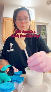 Dipping & Decorating Candy Cane Cake Pops! ❤️🤍❤️🤍 Shop for all the fun Christmas poppers at daisymakes.com and use our code SWEETSRPOPPIN10 to save!! Daisy Makes #sweetsrpoppin #cakepops #cakepop #cakepoptools #candycane #candycanecakepops #christmas #christmascakepops #daisymakes | Sweets R Poppin’