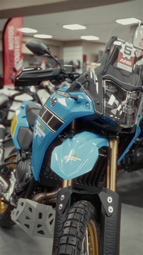 Découvrez chez Kit Moto la moto qui repousse les limites de l’aventure 🏔️ Voici la nouvelle Yamaha Ténéré 700 Rally 2025 : une machine pensée pour l’exploration, la performance et les passionnés d’ADN rally. Dans cette vidéo, on vous montre tout : les nouveautés du modèle, les détails qui font la différence, et des plans cinématiques exclusifs pour apprécier toute la signature Yamaha. 🔥 Pourquoi vous allez l’adorer : • Look Rally inspiré du Dakar • Suspensions longues pour absorber toutes les 