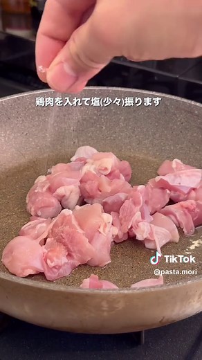 お正月に食べたい料理人が作る筑前煮✨ 【材料】 鶏もも肉…..1枚 にんじん…..1本 ごぼう…..1本 レンコン…..100g こんにゃく…..250g 干し椎茸…..6個 絹さや…..10枚 料理酒…..200ml みりん…..100ml 醤油…..大さじ2 めんつゆ(3倍濃縮)…..大さじ2 砂糖…..小さじ1 塩…..少々 サラダ油…..小さじ2 水…..600ml #筑前煮#簡単レシピ #レシピ動画