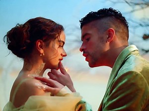 Bad Bunny et Rosalia : le clip brûlant "La Noche de Anoche"