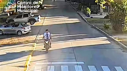 👉🏻En la tarde de ayer, dos inspectores de tránsito fueron agredidos mientras realizaban su trabajo como se ve con claridad en el video. La situación comenzó primero con insultos y amenazas, y luego con la violencia ejercida por dos jóvenes, a los que luego se sumaron más personas, con actitudes prepotentes y acciones violentas hacia los trabajadores. 🗣️“Desde el Municipio repudiamos firmemente estos hechos y por eso realizamos la denuncia correspondiente en la Fiscalía”, aseguró Luciano Trava