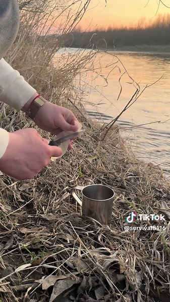 Survival hack you’ve NEVER seen! Fill a condom with water, wrap it in a sock — unbreakable DIY water carrier! Perfect for bushcraft, camping & survival