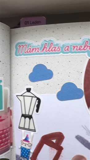 Hanka Šipková | píšu knihy on Instagram: "Moje koláž, vision board 2026 tě nenechá na pochybách, jaké jsou mé plány pro nový rok . Čínský nový rok začíná 17. února 2026 a skončí 7. února 2027. Patřit bude ohnivému koni! Přitom kůň zaujímá sedmou pozici v čínském zvěrokruhu. Měli jste v poslední době chuť něco změnit nebo vyzkoušet něco nového? To napětí ve vzduchu není jen vaše vlastní. Je to energie Koně, která nabírá na síle, aby v roce 2026 převzala vládu. Kůň je charakteristický energickým p